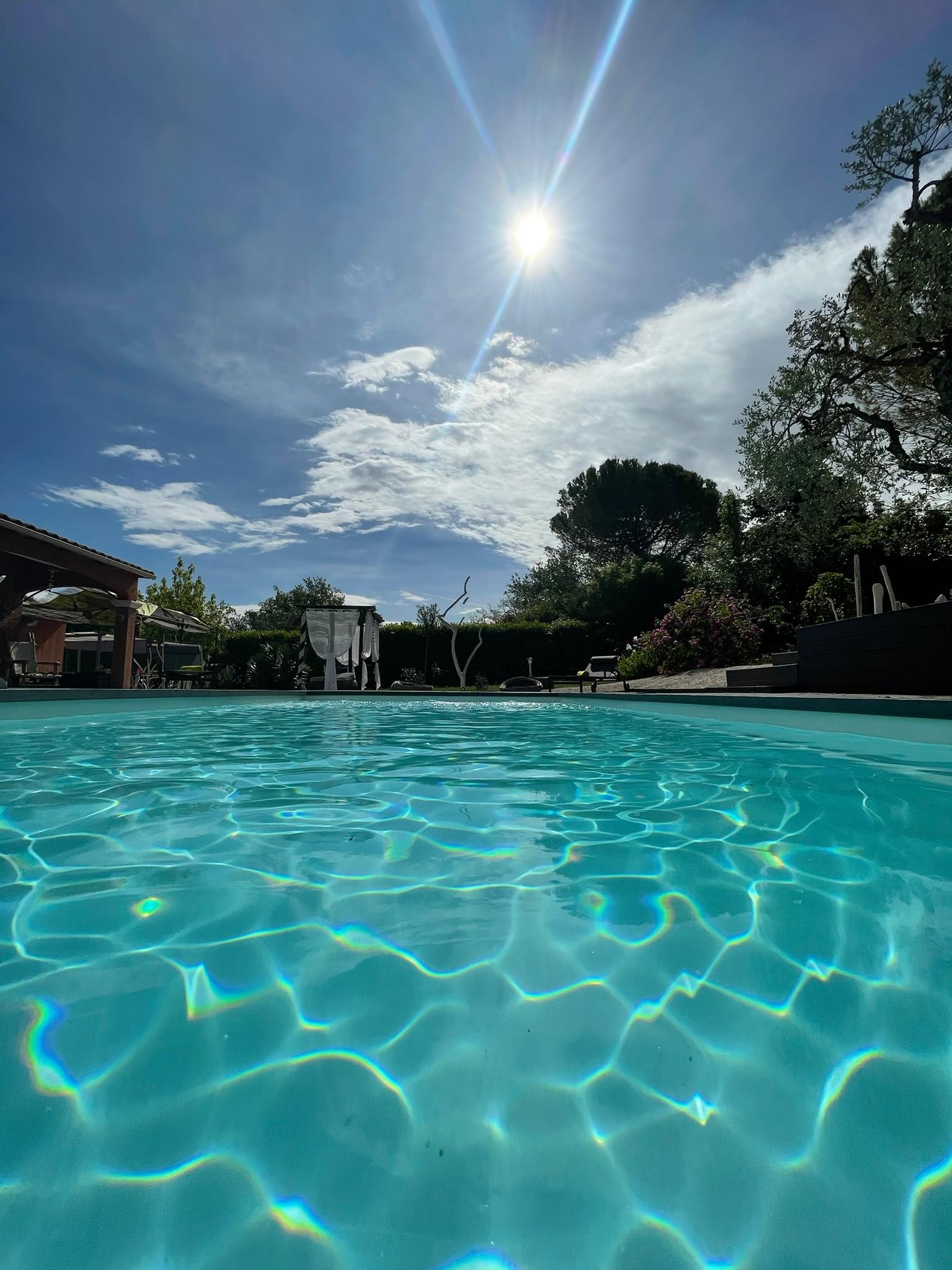 Piscine au lever du soleil