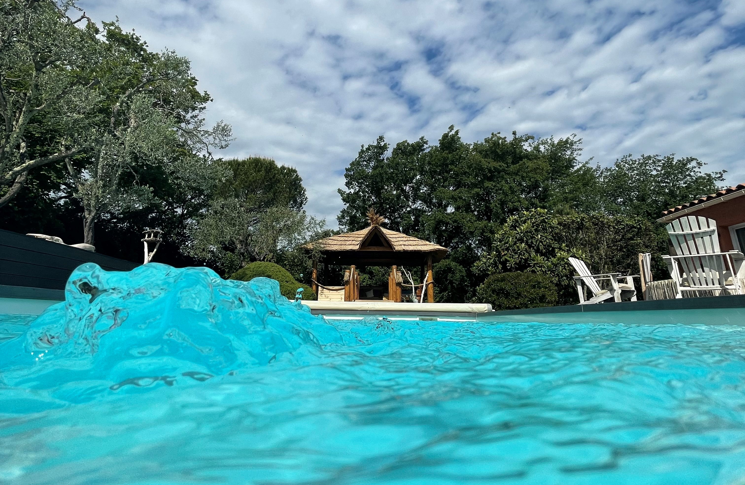 Vue fun de la paillotte depuis la piscine